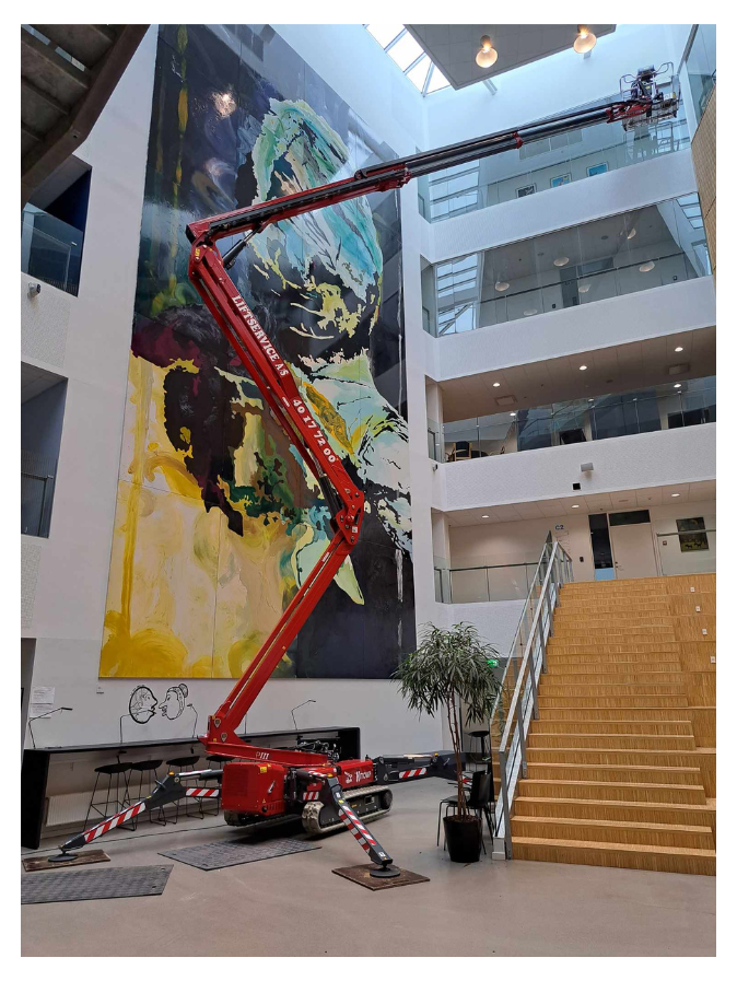 Liftservice larvebåndslift i brug indendørs ved kunstinstallation