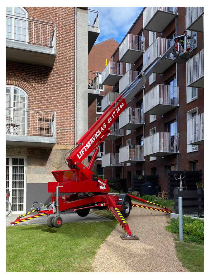 Liftservice trailerlift i brug mellem boligbyggerier