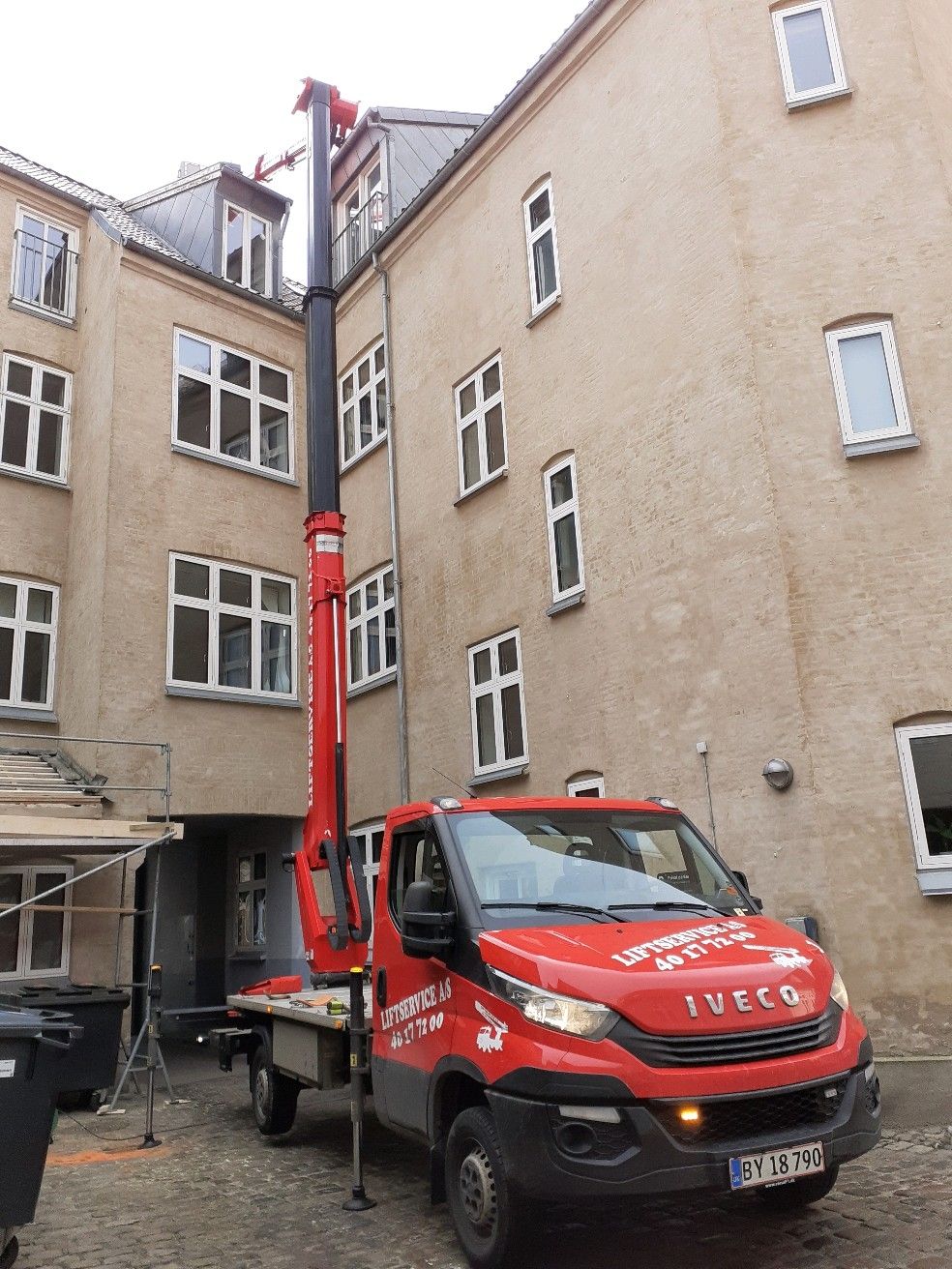 En solskinsdag med arbejde i højden over Aarhus