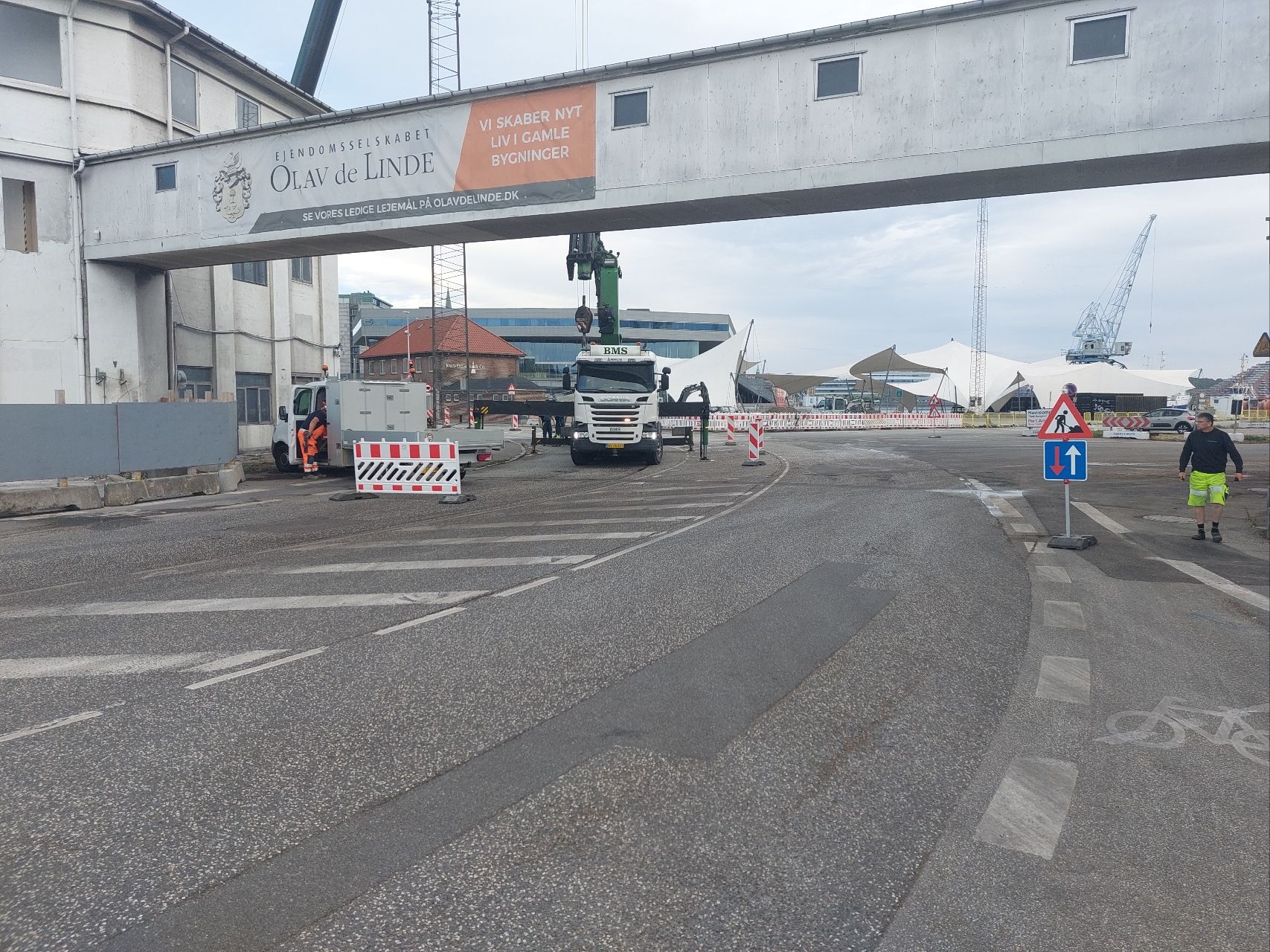 Liftservice sikrer arbejdsområde for BMS med skiltevogn - billede 4