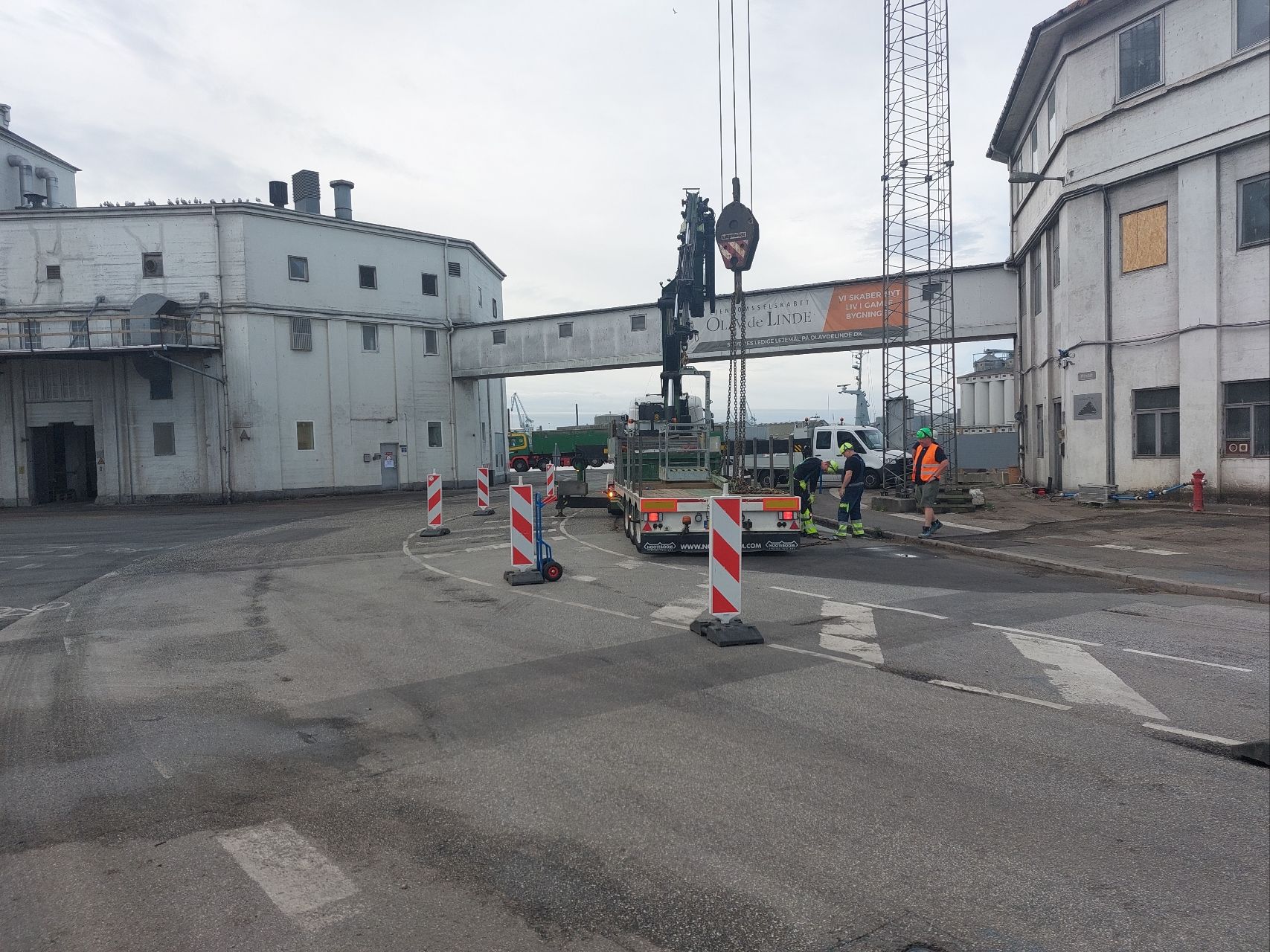 Liftservice sikrer arbejdsområde for BMS med skiltevogn - billede 6