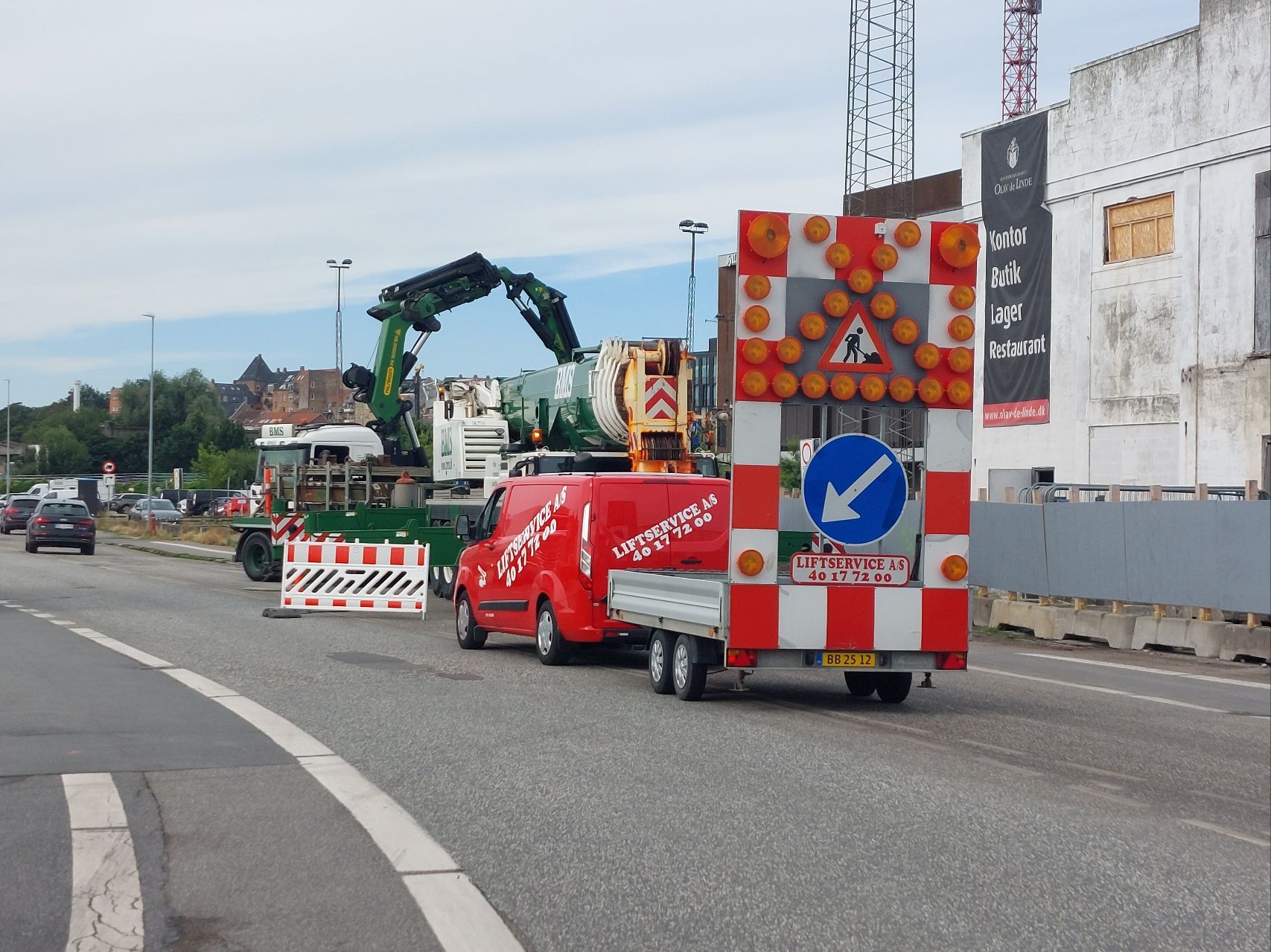 Liftservice sikrer arbejdsområde for BMS med skiltevogn