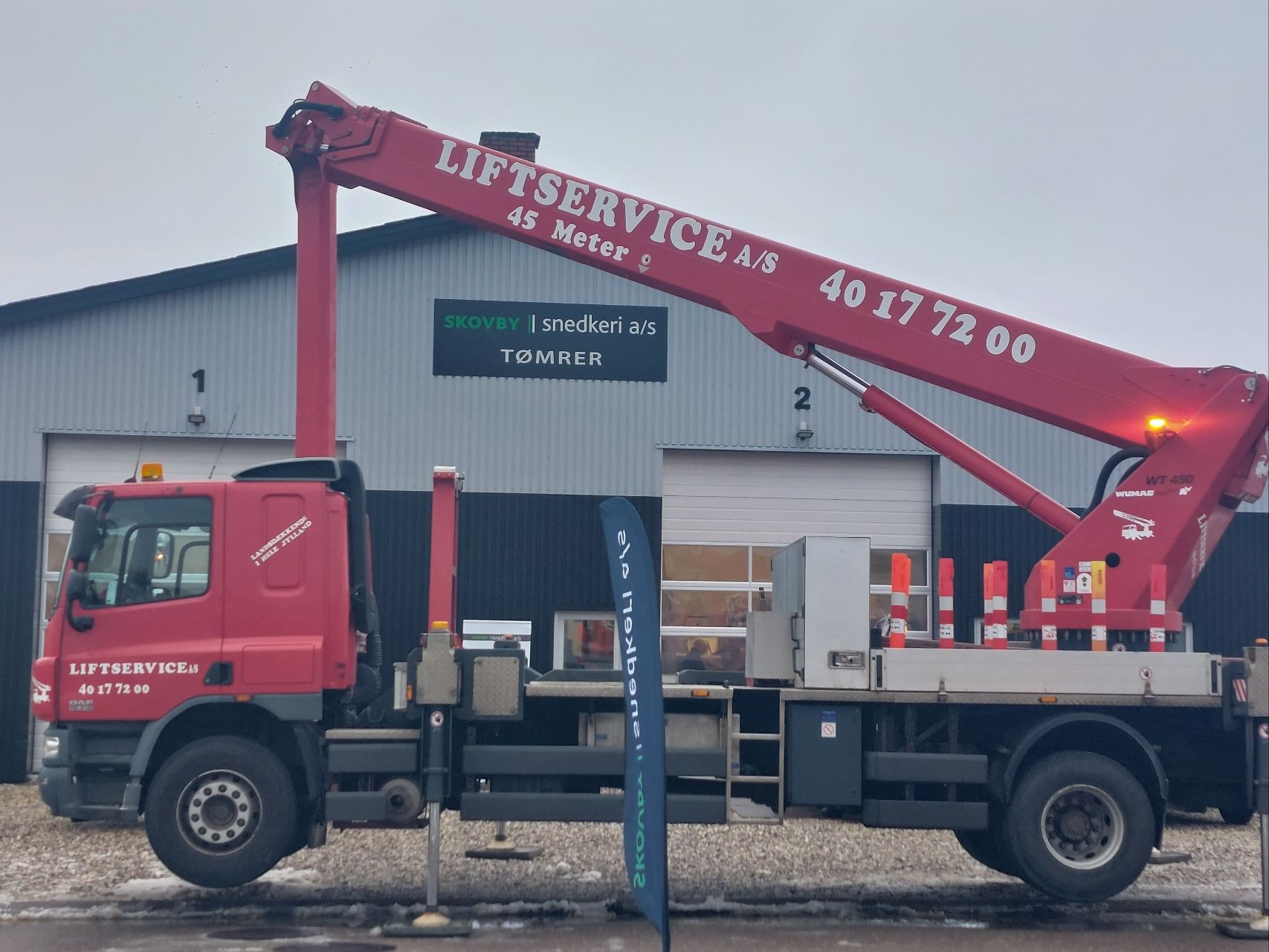 Husmesse ude ved Skovby Snedkeri - billede 2