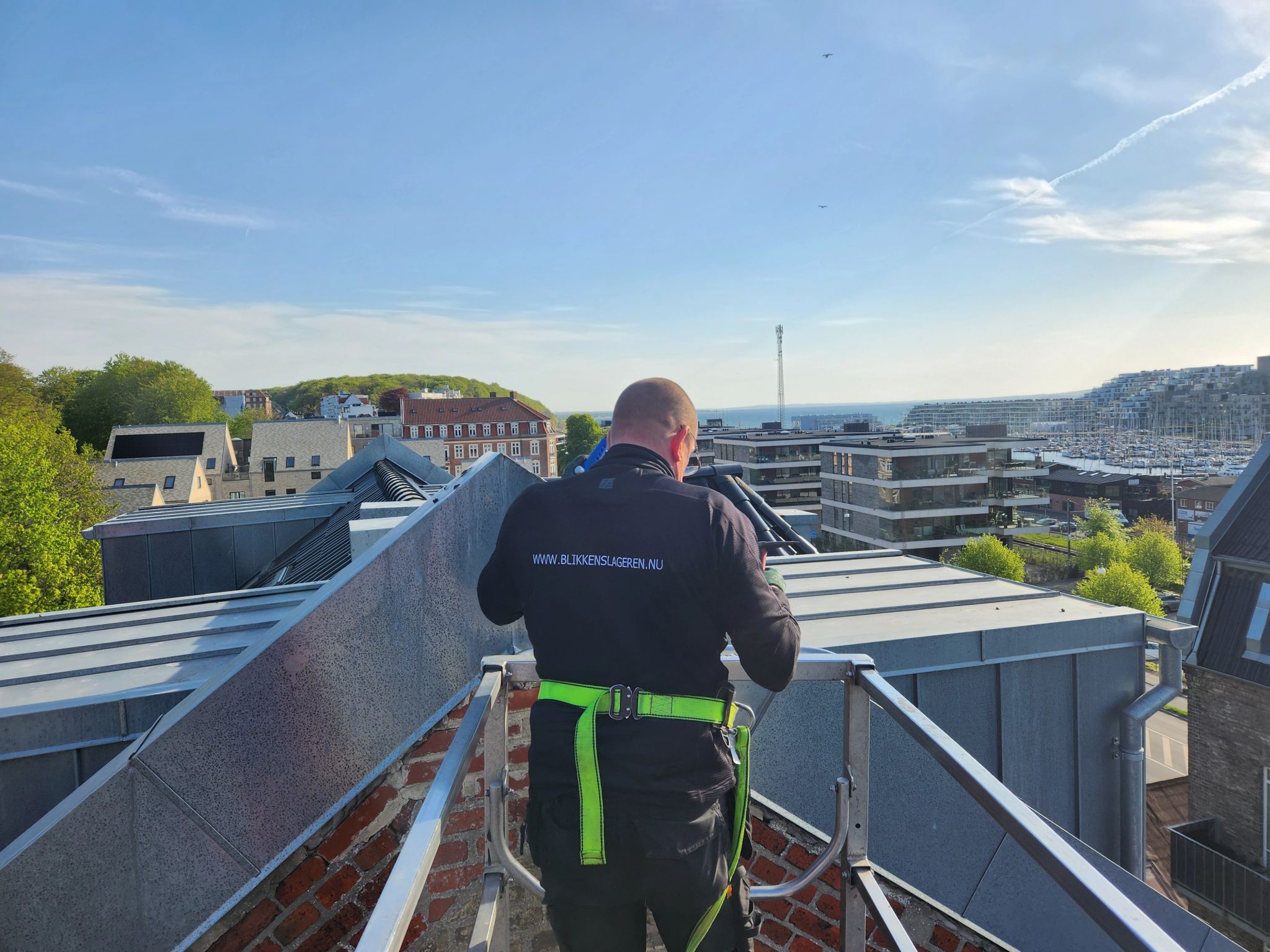 Arbejde med udsigt: Liftservice højt over Aarhus' tage - billede 2