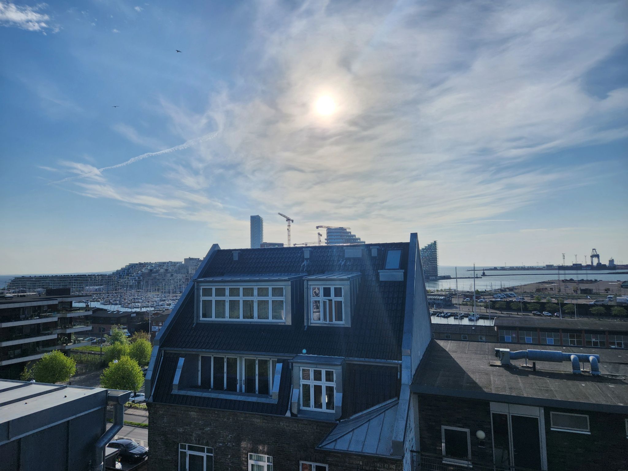 Arbejde med udsigt: Liftservice højt over Aarhus' tage - billede 3