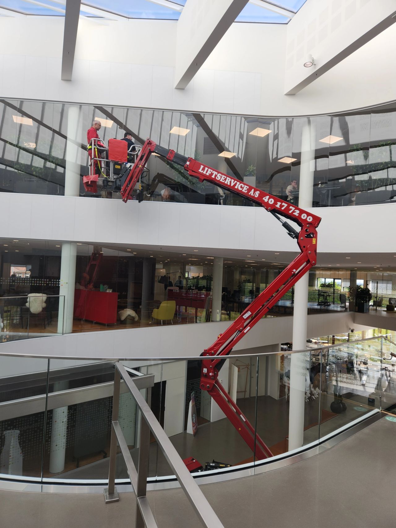 Liftservice løser specialopgave hos Arla Food i Viby - billede 6